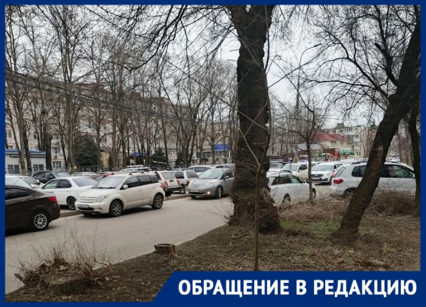 «Местным не хватает пространства и мест»: территория возле онкоцентра в Краснодаре превратилась в стоянку для машин