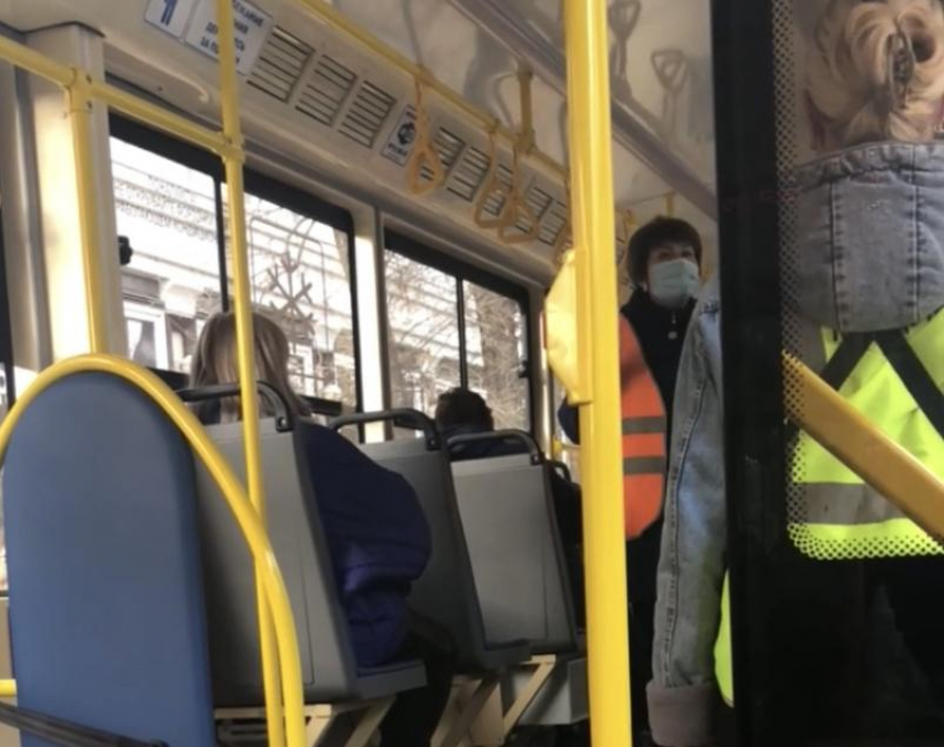 В Краснодаре трамвай стоял десять минут из-за пассажирки, которая не хотела надевать маску