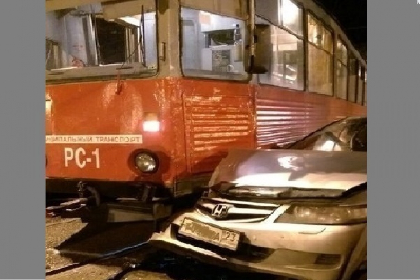 В Краснодаре на Ставропольской «Хонда» врезалась в трамвай