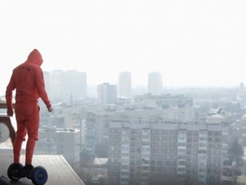 «Ради лайков» на гироскутере по крыше Краснодара покатался отчаянный молодой человек