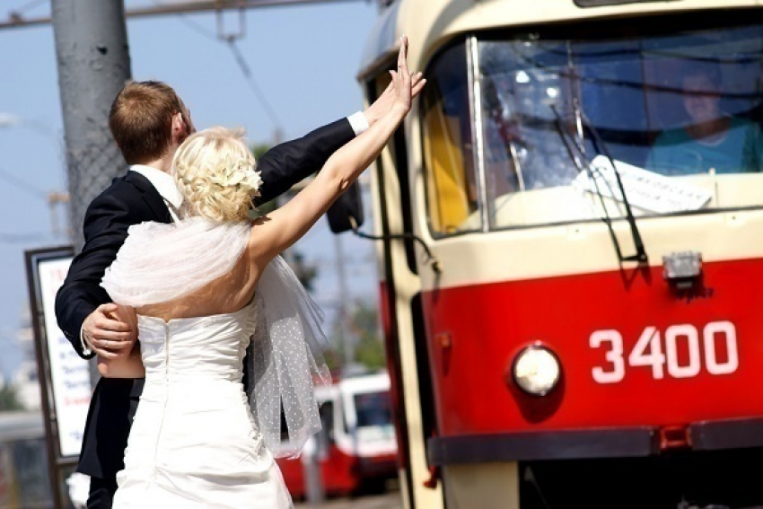 Краснодарские молодожены сыграли свадьбу в трамвае