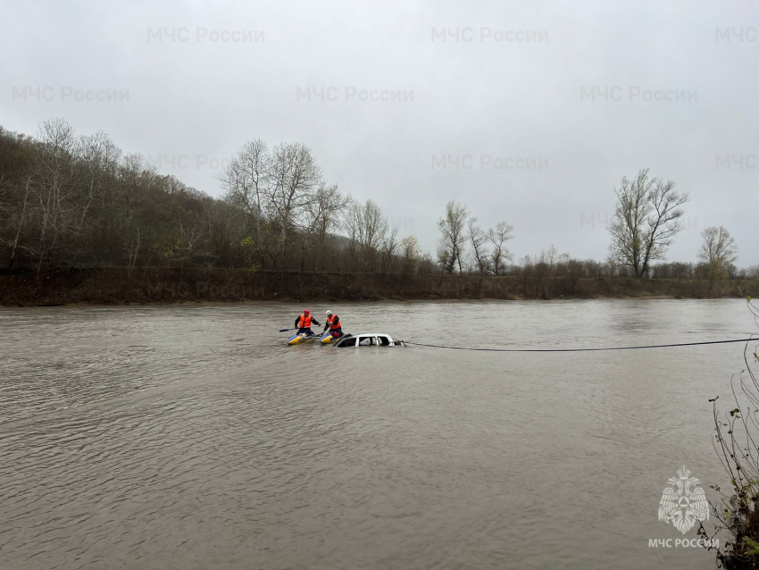 В Краснодарском крае обнаружили тело 10-летнего ребенка из упавшего в реку авто