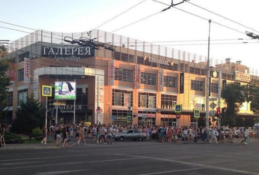 Из ТЦ «Галерея Краснодар» эвакуируют людей