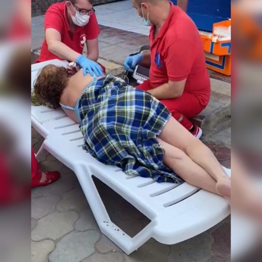 В Дагомысе спасли утопающую женщину