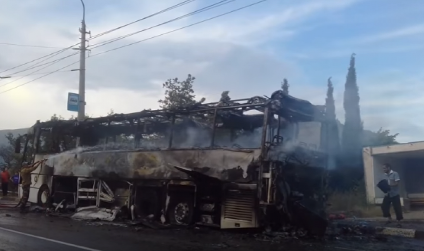 В Крыму на ялтинской трассе полностью сгорел автобус, перевозивший детей