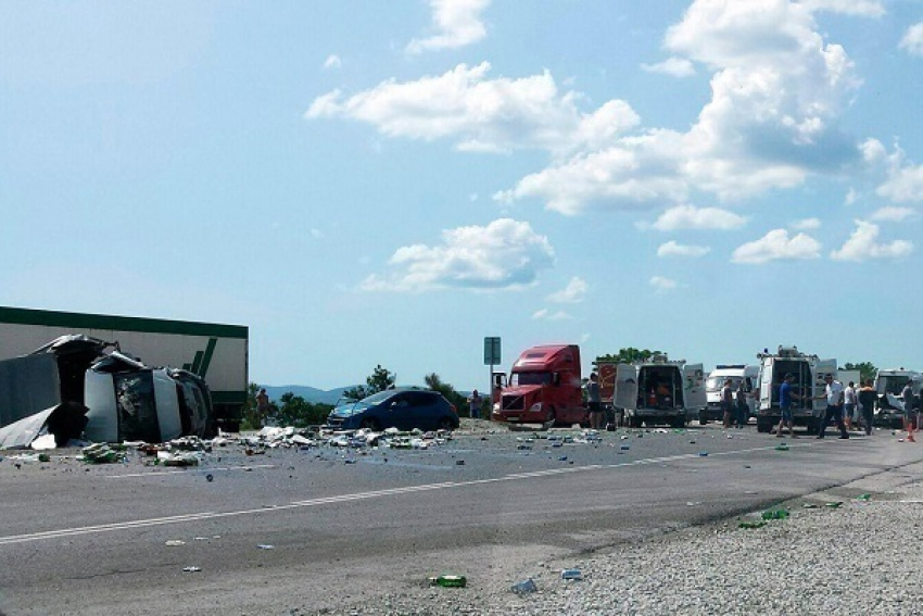Автокатастрофа в Новороссийске: такси в лобовую столкнулось с грузовиком
