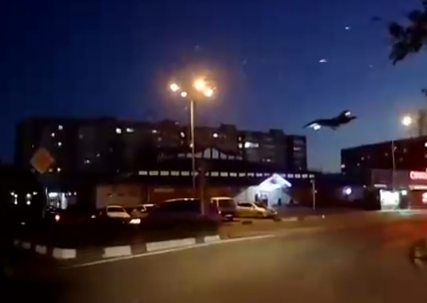 На видео попал момент тарана СУ-34 дома в Ейске