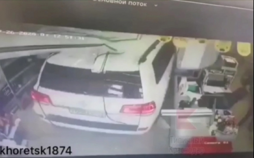 На Кубани водитель внедорожника протаранил магазин, сбив мальчика
