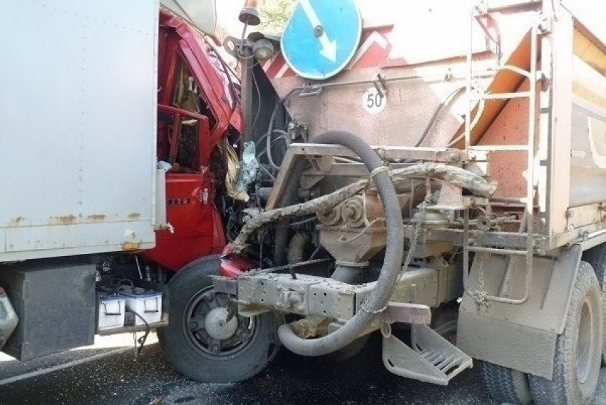 В Туапсинском районе под колесами КамАЗа погиб дорожный рабочий