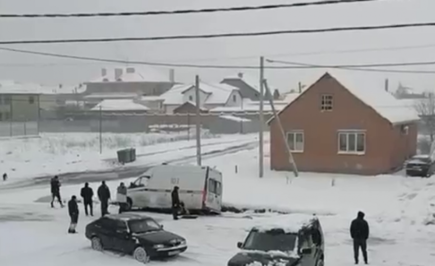 В мэрии Краснодара прокомментировали инцидент с застрявшей из-за снегопада «скорой» 