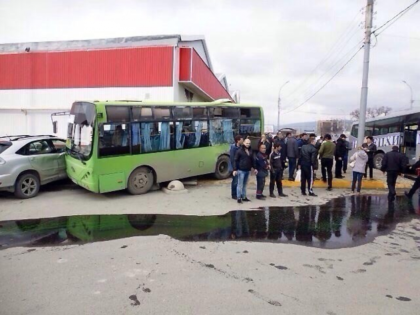 В Новороссийске после крупной аварии восстановили движение транспорта
