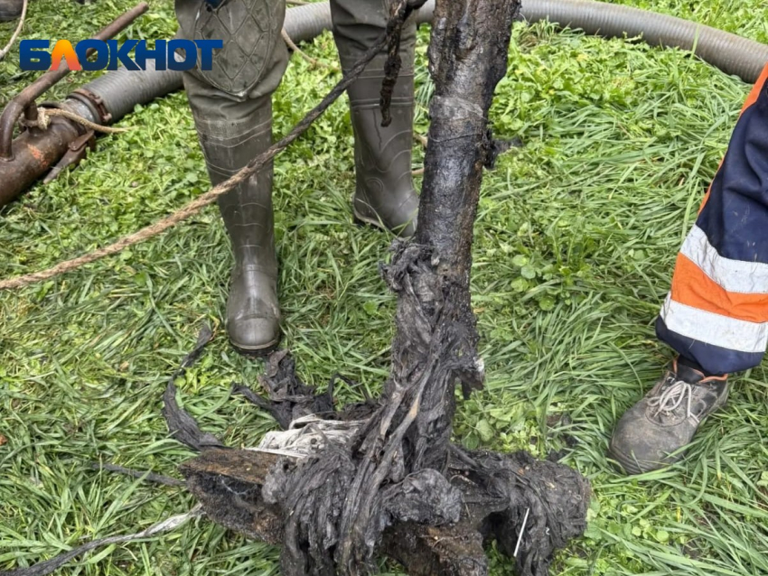 Парковочный столб достали из канализации в Краснодаре