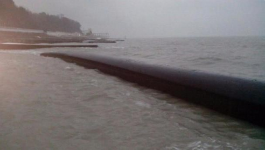 Всплывшую канализационную трубу в море возле Сочи вытащили на берег