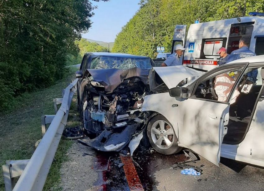 Пять человек попали в больницу после ДТП на трассе к морю в Горячем Ключе