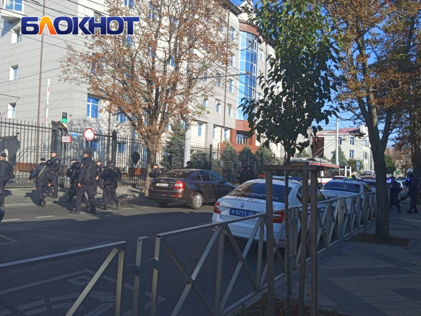 В центр Краснодара стянули автозаки и силовиков с оружием к зданию полиции