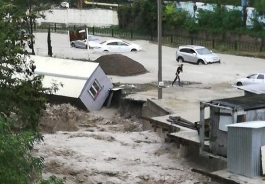 Два человека погибли в наводнении в Туапсинском районе 