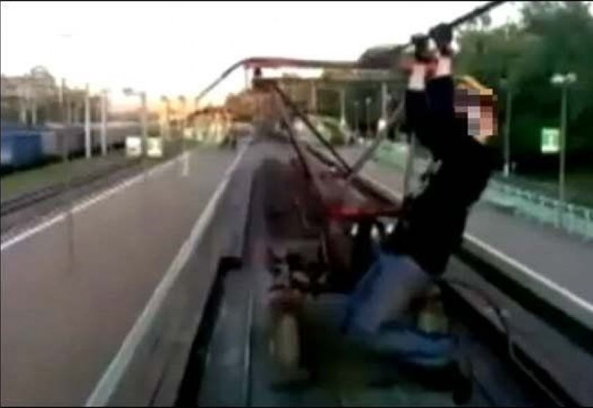 В Краснодаре подросток пытался проехать на крыше электрички