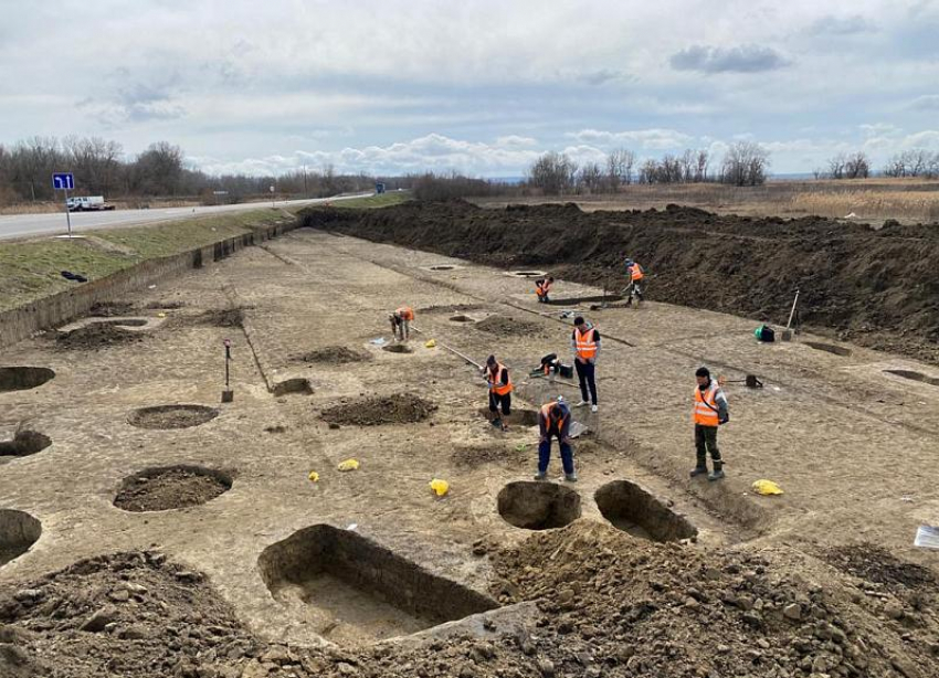 На Кубани во время реконструкции дороги археологи нашли древние артефакты