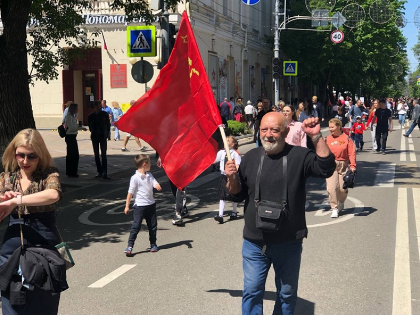 «Батя празднует»: отец Маргариты Симоньян с флагом СССР пришёл на День Победы в Краснодаре 