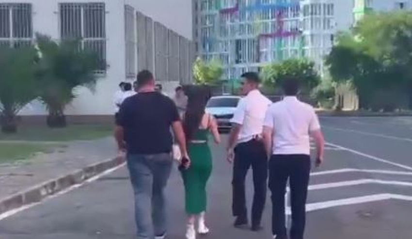 Полиция нашла катавшуюся по Краснодару на крыше BMW с голой попой девушку