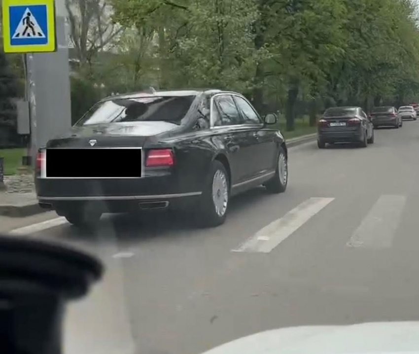 «Это президентский за 40 миллионов?»: на краснодарских дорогах засняли элитное авто Aurus Senat