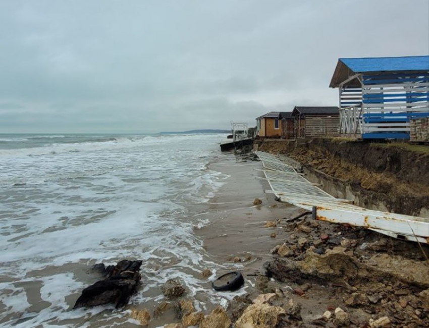 Сильный шторм разгромил морские пляжи в Краснодарском крае