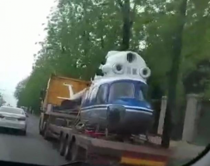 Вертолет на улицах Краснодара попал на видео 