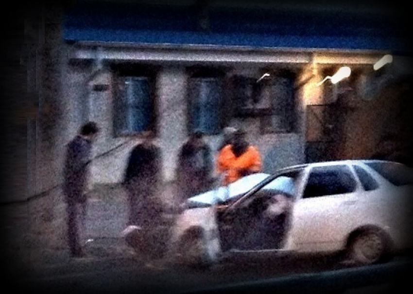 В Краснодаре водитель «Приоры» засмотрелся на девушку и врезался в столб 