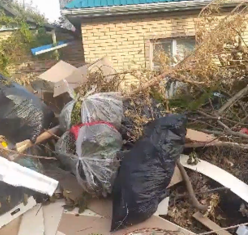 Улицу Некрасова в Краснодаре завалили мусором