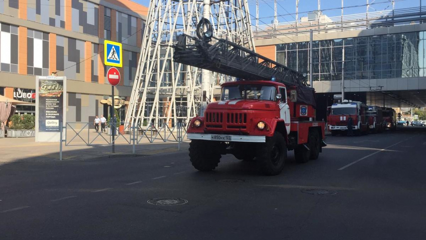 Пожар произошел в краснодарском ТЦ «Галерея»