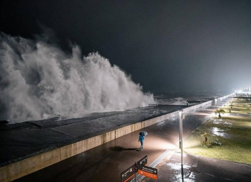  Волны высотой 4 метра обрушатся на берег Сочи