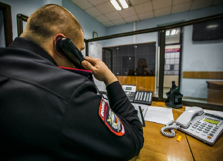 Агрессивная краснодарка сломала соседке руку и помяла полицейским машину