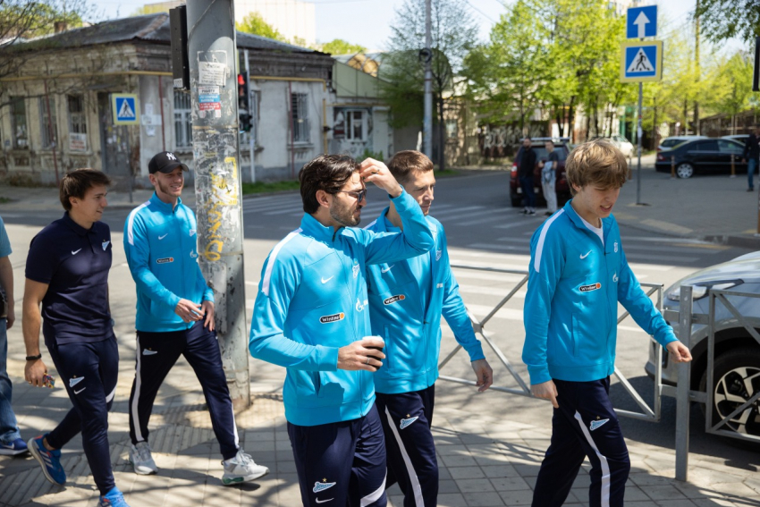 Футболисты-миллионеры «Зенита» прогулялись по частному сектору Краснодара