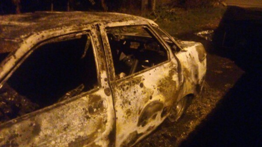 В Прикубанском округе Краснодара сгорел отечественный автомобиль