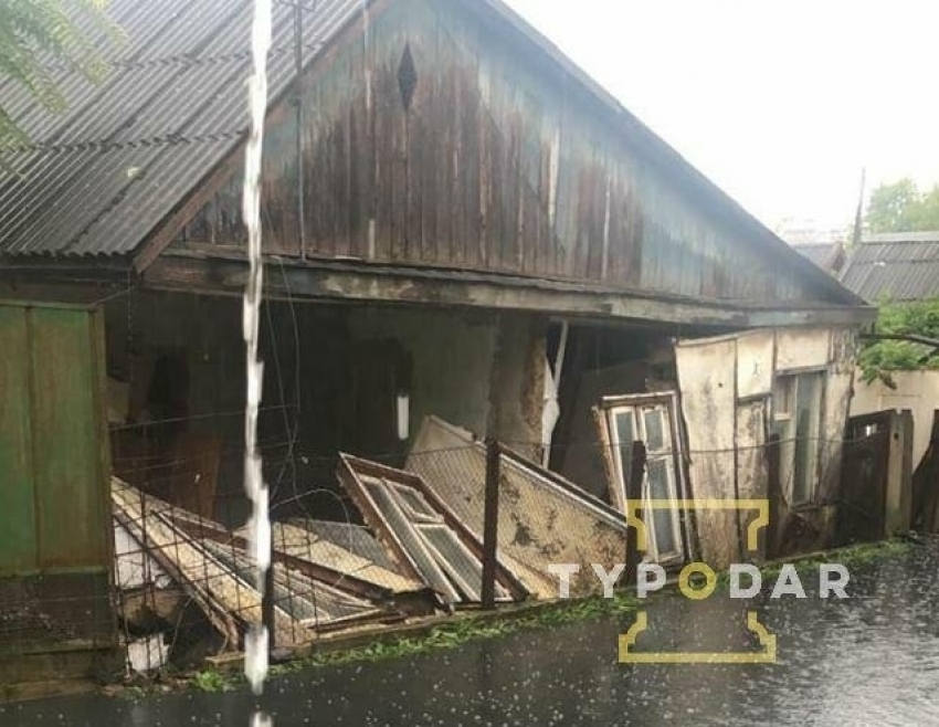 Частный дом частично обрушился в Краснодаре во время дождя