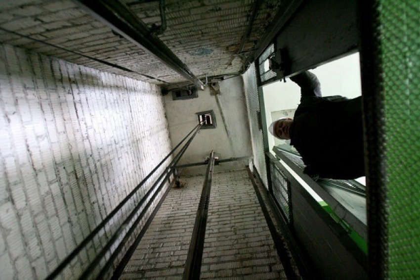 В Новороссийске лифт с человеком рухнул с четвертого этажа