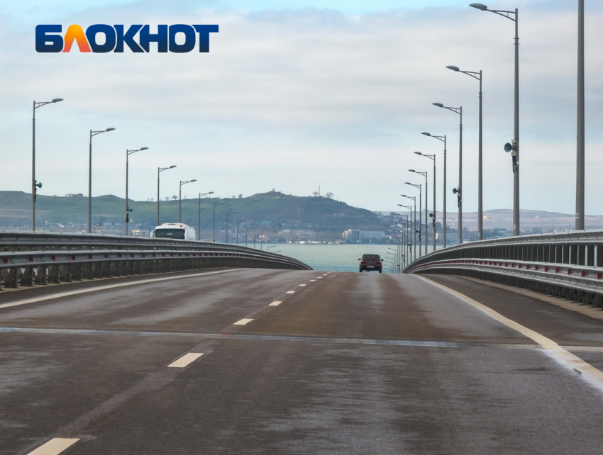 Более 600 автомобилей застряли в очередях перед Крымским мостом