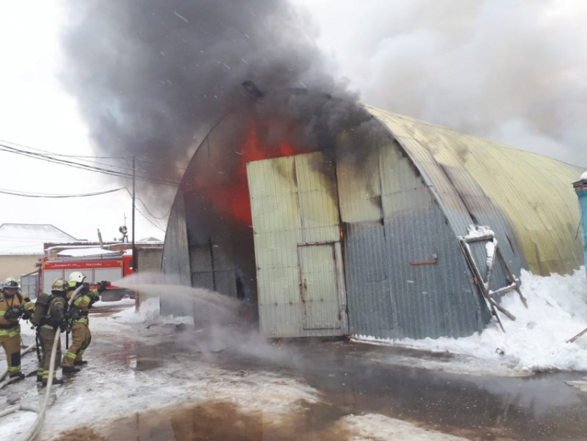В Краснодаре потушили склады, горевшие более 15 часов 