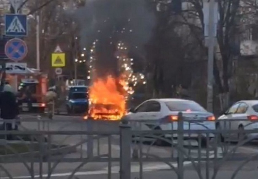 В Краснодаре неизвестные подожгли автомобиль