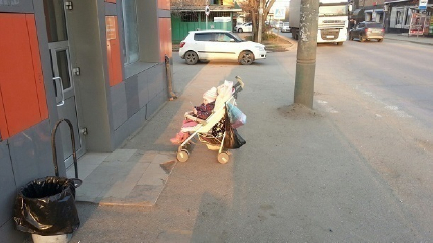 В Краснодаре мать ушла в магазин и оставила ребенка в коляске на улице 