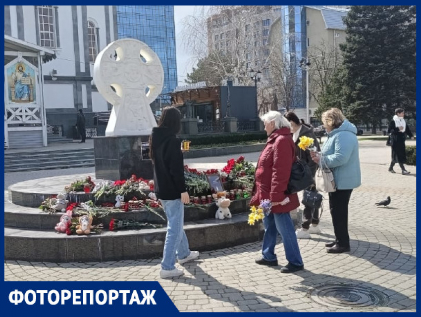 Краснодарцы продолжают нести цветы к мемориалу в память о жертвах теракта
