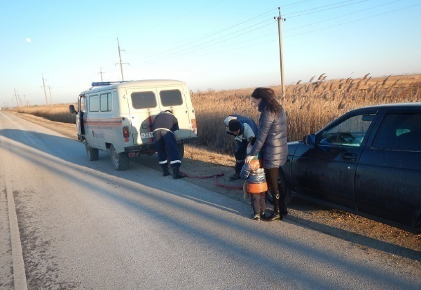 На трассе под Приморско-Ахтарском из замерзшей машины спасли женщину и ребенка 