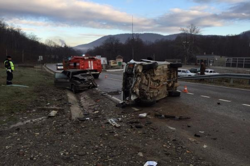 В тройном ДТП на Кубани пострадали два человека