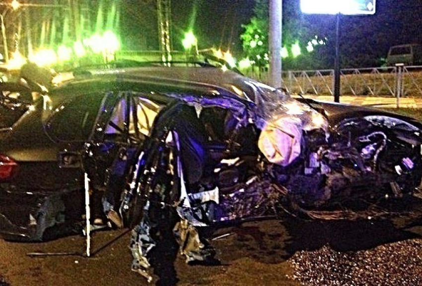 В Краснодаре чудом остался жив водитель BMW, влетевший в столб