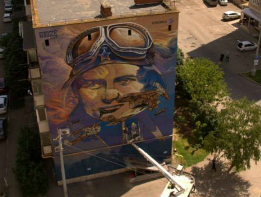 В честь Дня Победы в Краснодаре на многоэтажке нарисовали портрет советской летчицы