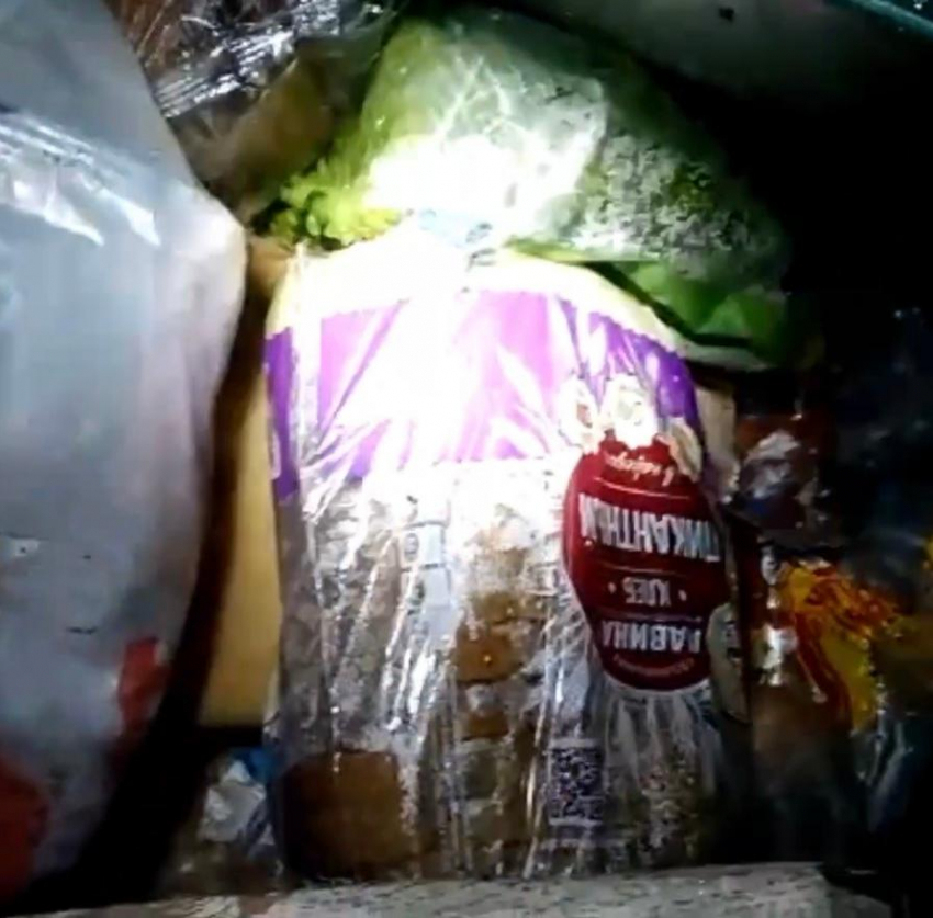 В Краснодаре торговые сети выбрасывают массово хлеб на мусорку