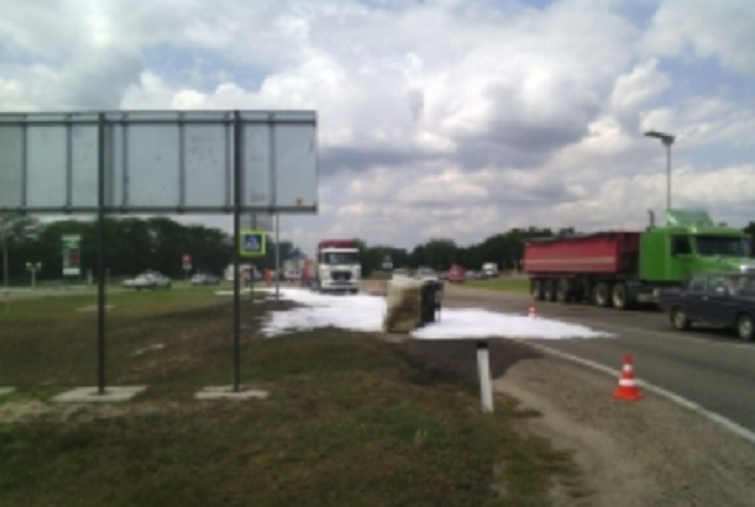 В Гулькевичском районе на трассе опрокинулась цистерна с кислотой