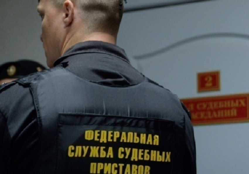 Судебные приставы на Кубани арестовали у неплательщика налогов холодильник, который он хотел подарить жене 