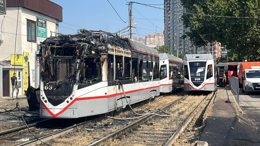 Шокирующие кадры выгоревшего трамвая показали в Краснодаре