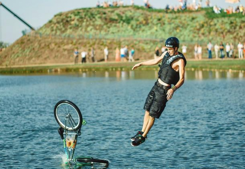В Краснодаре состоится Фестиваль самовыражения: велосипедисты вместе со своим транспортом будут прыгать в воду 